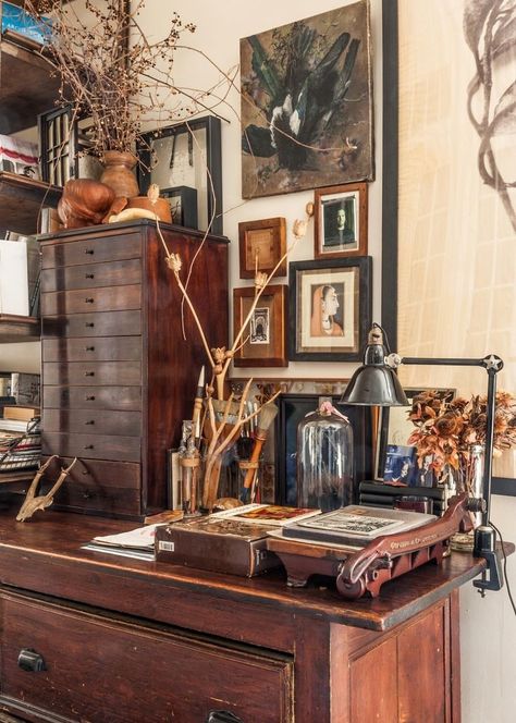 Vintage Art Studio, Slc Interiors, Dark Academia Room Ideas, Dark Academia Room, Academia Room, Dark Academia Decor, Desk Inspiration, Art Studio At Home, Studio Room