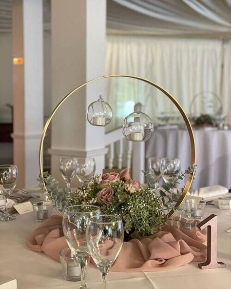 22 Gorgeous Floral Hoop Centerpiece Ideas You Can DIY Easily Gold Hoop Centrepiece, Circle Flower Centerpieces, Hoop Ring Centerpieces, Gold Ring Floral Centerpiece, Circle Centrepiece Wedding, Wedding Hoop Table Decorations, Circle Wedding Centerpieces, Round Hoop Centerpieces Wedding, Gold Hoop Wedding Centerpiece