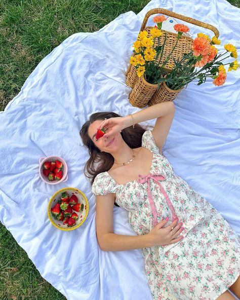 It’s picnic season!🌼🍓📖🌸🧡 #springpicnic #springdress #springoutfit #picnicdate #springflowers Picnic Fits, Picnic Poses, Strawberry Picnic, Picnic Photo Shoot, Picnic Photoshoot, Aesthetic Picnic, Company Picnic, Picnic Wedding, Picnic Date