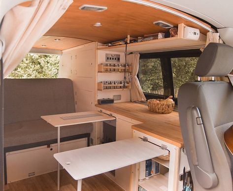 Volkswagen T5 - Nach dem Studium im Bulli durch Europa Petit Camping Car, Astuces Camping-car, Vw Bus Interior, T4 Camper, T3 Vw, Kombi Motorhome, Volkswagen T5, Bus Interior, Kombi Home