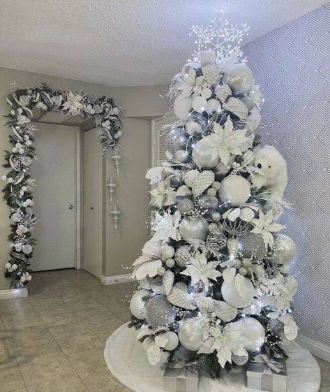 Designbydufypg White Xmas Tree Decorating Ideas, Silver Christmas Tree Decorations, Grey Christmas Tree, White Xmas Tree, Elegant Christmas Tree Decorations, Christmas Glam, Christmas Cocoa, White Christmas Tree Decorations, Christmas Advent Wreath