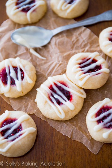 How to make Raspberry Almond Thumbprint Cookies with step-by-step photos! Buttery and melt-in-your-mouth amazing. sallysbakingaddiction.com Thanksgiving Recipes Side Dishes Healthy, Raspberry Almond Thumbprint Cookies, Almond Thumbprint Cookies, Raspberry Thumbprint, Almond Shortbread Cookies, Thanksgiving Food Sides, Thumbprint Cookies Recipe, Sally's Baking, Raspberry Almond