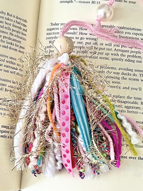 Bible Journaling Accessories, Yarn Tassel Diy, Bible Tassel, Bible Accessories, Journal Bookmark, Christmas Bazaar Ideas, Diy Tassels, Bible Bookmarks, Bible Bookmark