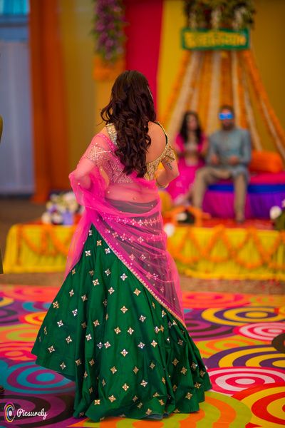 Light Lehengas - Green Lehenga with Golden Embroidry, a Gold Choli and a Net Pink Dupatta | WedMeGood #wedmegood #indianbride #indianwedding #lehenga #choli #mehendioutfit #bridal Trendy Bridal Lehenga, Pink Ideas, Mehndi Outfit, Pink Dupatta, Lehenga Jewellery, Half Saree Lehenga, Lehnga Dress, Modern Saree, Green Lehenga