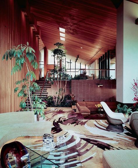 Located in Los Angeles the Smalley House designed by architect A. Quincy Jones in 1970. Photo: Julius Shulman #mcmdaily #aquincyjones #smalleyhouse #warrenplatner #usa🇺🇸 mcmdaily.com Eames House, Case Study Houses, Eames Office, Quincy Jones, Architecture Magazines, Charles & Ray Eames, California Design, Ray Eames, California Homes