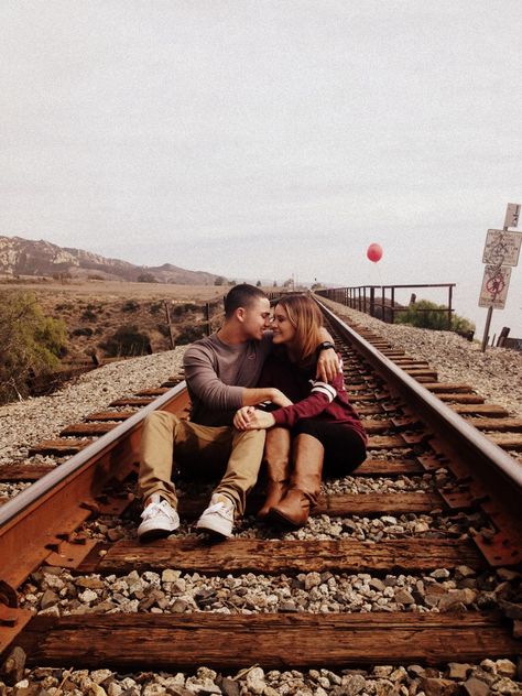 Couples photography valentines day beach photo train tracks Engagement Photos Train Tracks, Train Track Couple Photoshoot, Train Track Poses, Photography Valentines Day, Railroad Photoshoot, Couple Senior Pictures, Halloween Train, Anniversary Photography, Senior Photography Poses