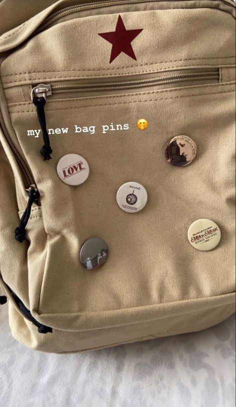 Pins On Bag Aesthetic, Downtown Girl School Bag, Aesthetic Backpack Pins, Downtown Girl Backpack, Downtown Girl School Supplies, Downtown Girl Wishlist, Cute Aesthetic Backpacks, Downtown Girl Accessories, Pins On Bag