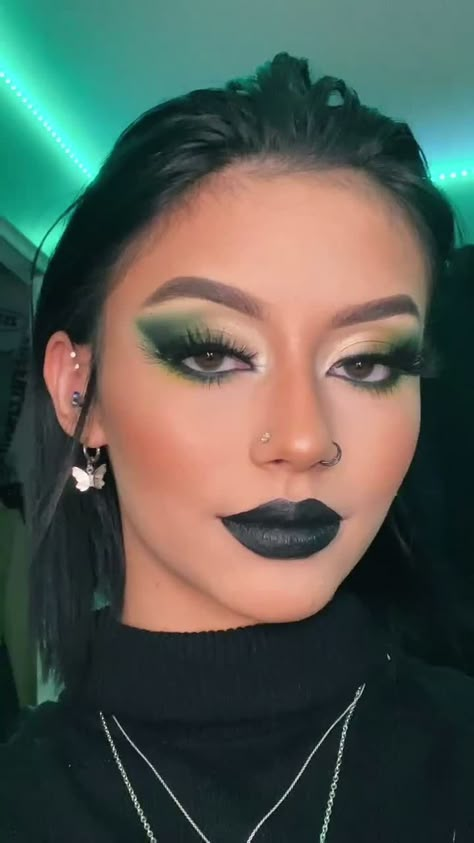 Medusa Makeup, Maquillage Yeux Cut Crease, Authentic Beauty, Black Lipstick, Green Makeup, Eye Makeup Designs, Dope Makeup, Edgy Makeup, Makeup Eye Looks