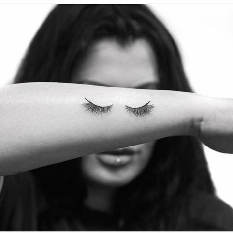 Tatuagem Eyelash Tattoos, Eye Lash Tattoo, Hairstylist Tattoos, Small Girly Tattoos, King Tattoos, Inspiration Tattoos, Small Wrist Tattoos, Lashes False, Makeup Tattoos