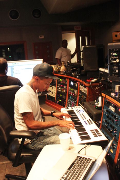 Classic Pharrell Williams In Studio, Pharrell In The Studio, Pharrell Studio, Recording Studio Photoshoot, Photography Studio Aesthetic, Music Production Aesthetic, Music Producer Aesthetic, Producer Aesthetic, Recording Studio Aesthetic