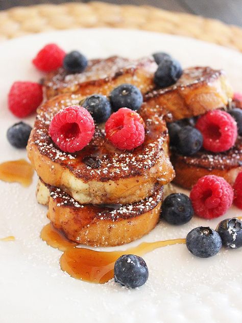 Cinnamon-Vanilla Mini French Toast with Berries via @thecomfortkitchen Mini French Toast, French Toast With Berries, Clutter Challenge, Weekend Breakfast Recipes, Peanut Butter Spread, Classic French Toast, Vegan French Toast, Vegan French, Muffin Cup