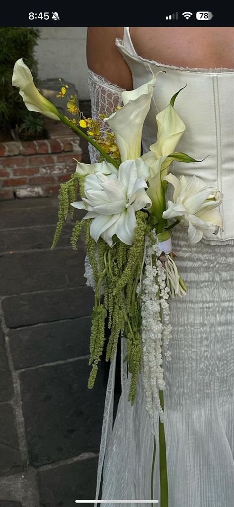 Original Bouquet Ideas, Dreamy Wedding Bouquet, Avant Garde Bouquet, Unique Wedding Flowers Arrangements, Calla Lily Arrangement Ideas, Droopy Flower Bouquet, Overgrown Garden Wedding, Shakespeare Wedding Theme, Unique Wedding Aisle Ideas