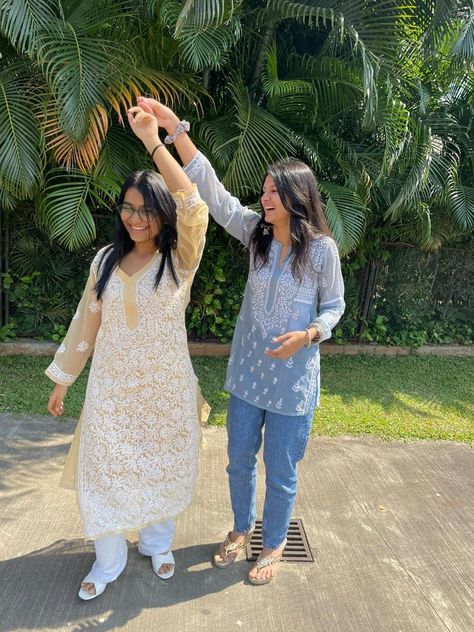 Kurta Aesthetic Photoshoot, Kurti Aesthetic Photoshoot, Best Friend Poses In Kurti, Aesthetic Kurti Poses With Friends, Traditional Poses With Friends, Kurti Poses With Friends, Indian Best Friends Pics, Sister Poses, Bff Poses