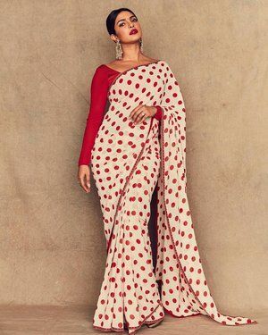 Presenting you latest Bridal Sarees from Sabyasachi. From classy sabyasachi saree to orgazna sabyasachi sarees, we have got variety of designs, #shaadisaga #indianwedding #sabyasachisaree #sabyasachisaree2021 #sabyasachisareebrides #sabyasachisareeprices #sabyasachisareesilk #sabyasachisareered #sabyasachisareebridereception #sabyasachisareewihtbelt #sabyasachisareeblouse #sabyasachisareedeepika #sabyasachisareeclassypartywear #sabyasachisareeblack #sabyasachisareebanarasi #sabyasachisareefloral Polka Dot Saree, Mrunalini Rao, Latest Saree Trends, Sabyasachi Mukherjee, Sabyasachi Jewelry, Sabyasachi Sarees, Preity Zinta, Polka Dots Outfit, Modern Saree