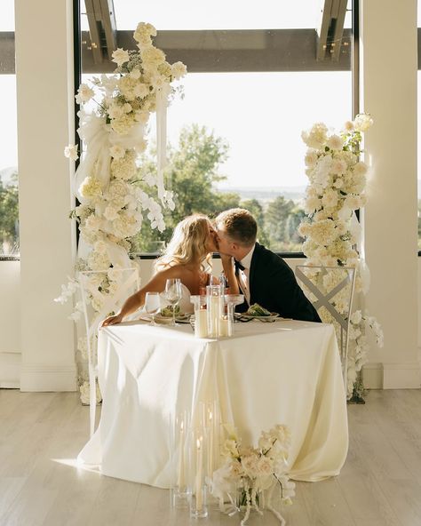 ⁣ love a good sweetheart table shot ✨⁣ ⁣ photographer— @kaitlyn.mariephoto venue—⁣ @theoaksplumcreek #wedding #weddinginspiration #weddingdecor #weddingflowers #weddingflorist #coloradowedding #coloradoweddingflorist #florist #reception #weddingreception #sweethearttable Simple Sweetheart Table Flowers, Sweetheart Table Romantic, Bride And Groom Sweetheart Table, Simple Sweetheart Table Backdrop, Sweetheart Table Elegant, Sweetheart Table White Flowers, Sweetheart Table Simple, Wedding Sweetheart Table Backdrop, Sweet Heart Table Ideas