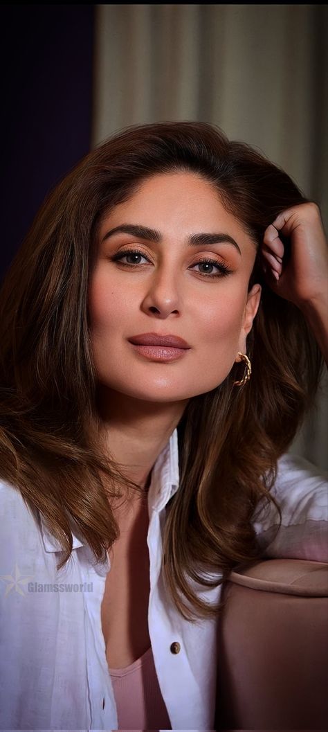 Kareena Aesthetic, Kareena Kapoor Earrings, Kareena Kapoor Lipstick Shades, Kareena Kapoor Makeup Looks, Kareena Kapoor Eye Makeup, Celebrity Makeup Looks Bollywood, Karina Kapoor 90s, Kareena Kapoor Aesthetic, Kareena Kapoor Makeup