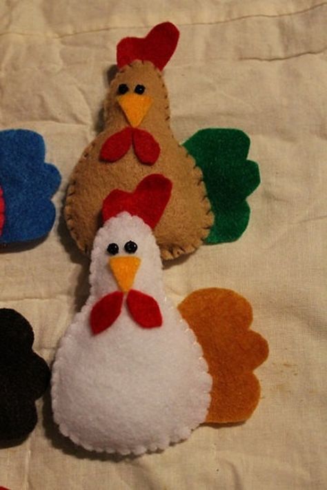 Diy Gifts For Chicken Lovers, Texture Books, Felt Crafts Kids, Felt Chicken, Chicken Ornaments, Diy Felt Christmas Ornaments, Felt Christmas Tree Decorations, Handmade Felt Ornament, Pig Crafts