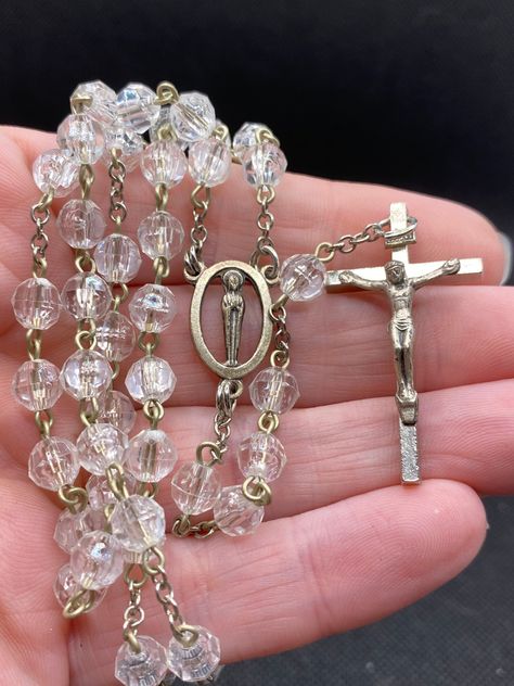 Great vintage rosary!  In fair vintage condition! Great details! Rosario Aesthetic, Pretty Rosary, Rosary Ideas, Rosary Beads Necklace, Vintage Rosary, Vampire Goth, Rosary Beads Catholic, Hand Necklace, Pearl Pin