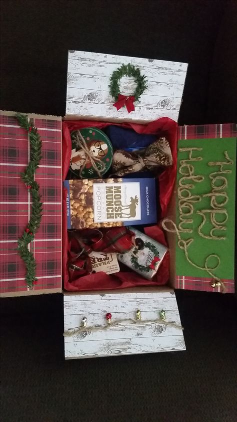 Christmas gift box for long distance friendships and relationships! Long Distance Friendship Gift Ideas, Long Distance Christmas Gifts, Christmas Box Ideas For Boyfriend, Birthday Box Ideas For Boyfriend, Box Ideas For Boyfriend, Birthday Box Ideas, Boyfriend Christmas Diy, Sister Gifts Diy, Ldr Gifts