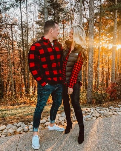 Red Flannel Couple Pictures, Flannel Photoshoot Couple, Red And Black Flannel Outfit, Fall Matching Outfits Couple, Red Flannel Shirt Outfit, Outfit With Flannel, Family Christmas Pictures Outfits, Christmas Couple Photos, Flannel Shirt Outfit