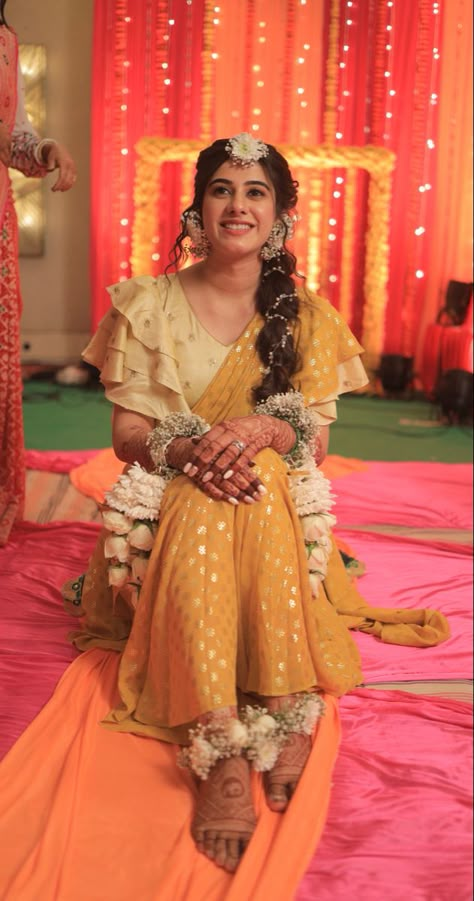 Haldi Function Outfit For Bride, Jewellery For Haldi Ceremony, Indian Bridal Haldi Look, Haladi Shastra Jewellery, Haldi Function Jewellery For Bride, White Floral Jewellery For Haldi, Yellow Saare For Haldi Bride, Haldi Costumes For Friends, White Dress For Haldi Function