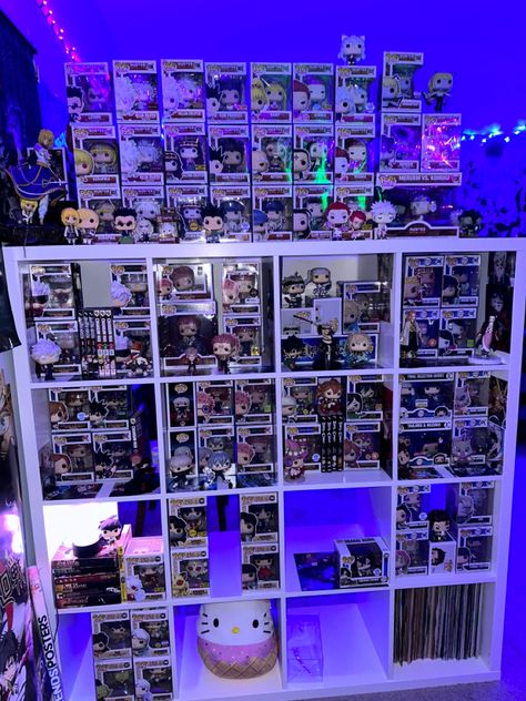 Anime Funko Pop Collection Display, Anime Figurine Display, Anime Funko Pop Collection, Manga Display Shelf, Funko Pop Organization, Figure Organization, Figurine Shelves, Anime Shelf Ideas, Anime Figure Shelf