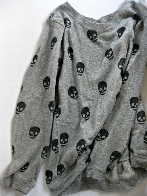 Skull sweater Skull Sweater, Skull Clothing, Slouchy Sweater, Skull Fashion, Cooler Look, Punk Outfits, Grunge Goth, Skull Print, Gyaru