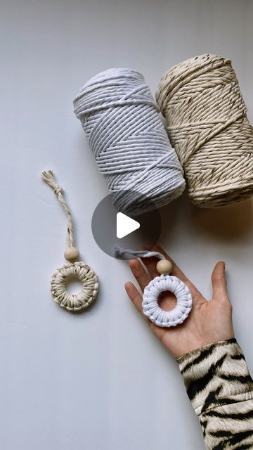 Macrame Ornament Tutorial, Macrame Gifts, Macrame Christmas Ornaments, Macrame For Beginners, Macrame Ornaments, Anker Tattoo, Christmas Tree Decorations Diy, Ornament Tutorial, Braid Tutorial