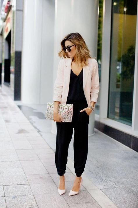 Fall Wedding Outfits, Mode Tips, Walking Down The Street, Beige Blazer, Hello Fashion, Summer Work Outfits, Mode Chic, Rosie Huntington Whiteley, Pink Blazer