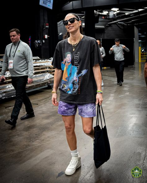 Queer Athletic Style, Athletic Tomboy Outfits, Wnba Women Fashion, Masculine Women Summer Outfits, Sue Bird Style, Masc Shorts Outfit, Sporty Masc Outfits, Sue Bird Outfits, Masc Women Summer Outfits