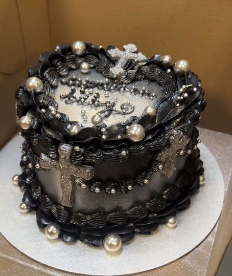 Gothic Birthday Aesthetic, Gothic 18th Birthday, Goth Heart Cake, Dark Cake Ideas, Gothic Sweet 16 Ideas, Goth Birthday Ideas, Gothic Sweet 16, Grunge Birthday Cake, Y2k Cakes