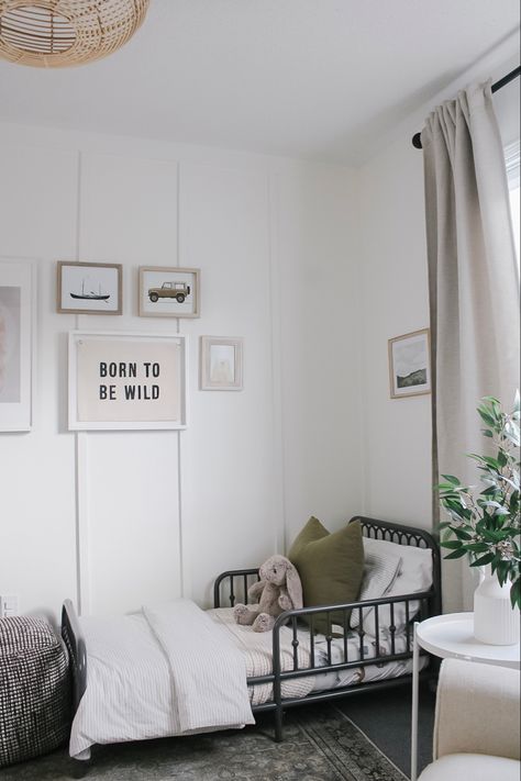 Single Family Home Decor, Neutral Childs Bedroom, Toddler Boy Room Small Space, Simple Bedroom Accent Wall, Toddler Boy Room Simple, Modern Vintage Boys Room, Minimal Boys Bedroom, Scandinavian Boys Room, Toddler Boy Neutral Bedroom