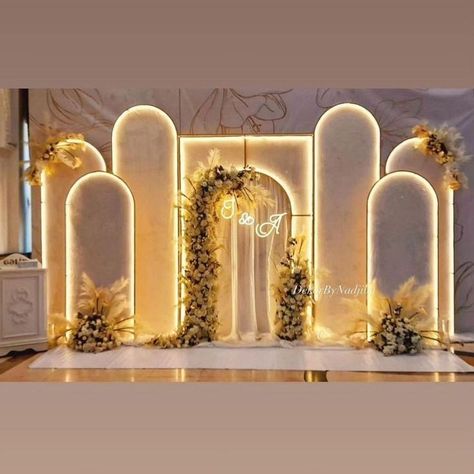 Event Stage Design Ideas, Stage Decorations Wedding, Dekorasi Wedding, Small Wedding Decor, Nikah Decor, Reception Stage Decor, Stage Ideas, Wedding Stage Backdrop, Wedding Stage Decor