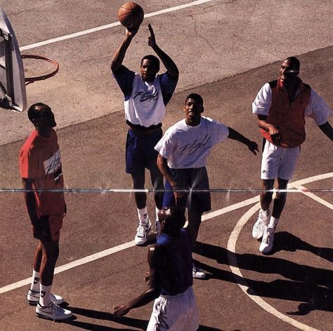 90s Sport Aesthetic, Vintage Sports Aesthetic, 90s Sport, 90s Street Style, Nba Jam, Street Basketball, Basketball Shooting, Basketball Photography, Celebrity Culture