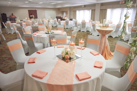 Peach Table Setting, Round Table Settings, White Round Tables, White Party Decorations, Quinceanera Decorations, Birthday Balloon Decorations, Bridal Brunch, White Party, Vow Renewal