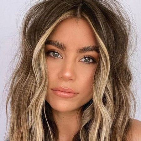 Light Money Piece Hair, Short Brown Hair With Money Piece, Money Piece And Underneath Hair, Brown Hair Blonde Money Piece, Chunky Money Piece Hair, Money Peice Hair Ideas, Light Brown Hair With Money Piece, Dirty Blonde Hair With Money Piece, Peekaboo Balayage