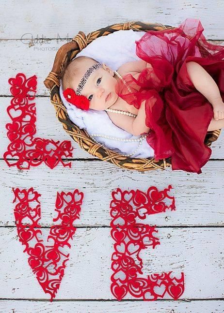 21 Beyond Adorable Baby Photo Ideas For Valentine’s Day!!! - Musely Diy Newborn Photography Props, Diy Newborn Photography, Valentine Mini Session, Foto Kids, Foto Newborn, Baby Fotografie, Valentine Picture, Valentines Day Photos, Baby Poses