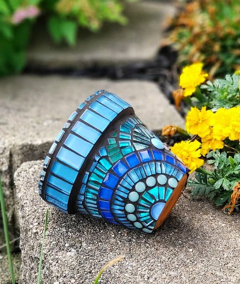 Mosaic Garden Pots & Planters, Diy Mosaic Plant Pot, Mosaic Flower Pots Terra Cotta, Mosaic Garden Pots, Mosaic Planters Flower Pots, Mosaic Projects Easy, Mosaic Pots Ideas, Flower Pot Mosaic, Mosaic Terra Cotta Pots