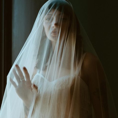 let the veil talk sis. 🖤 Photoshoot With Veil, Veil Photoshoot, Studio Elopement, Veil Woman, Woman Photoshoot, Veiled Woman, Background Studio, Beach Shoot, Film Wedding