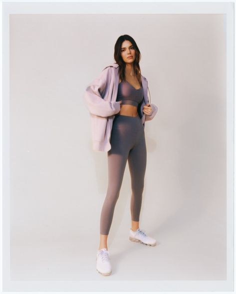 Kendall Jenner poses for Alo Yoga. Model Off Duty Outfits, Kendall Style, Purple Sweatshirt, Activewear Brands, Looks Street Style, Workout Sets, Models Off Duty, Alo Yoga, Fashion Poses