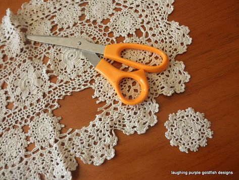 laughing purple goldfish designs: Doily Snowflakes - Photo Tutorial Doily Snowflakes, Diy Crochet Ornaments, Doily Art, Doilies Crafts, Snowflake Photos, Lace Crafts, Crochet Ornaments, Linens And Lace, Lace Doilies