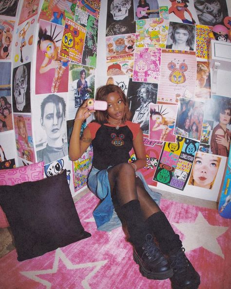 Zodiacs Aesthetic, Bedroom Photoshoot, Afro Goth, Bedroom Photography, 2000s Anime, Y2k Photos, People Aesthetic, Childhood Dream, Disney Pop