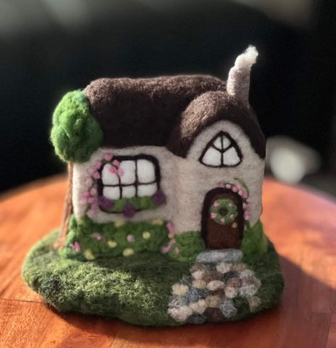 Needle Felt House, Felted House, Felt Needling, Needle Felting Diy Tutorials, Felt Houses, Felt Craft Projects, Felt House, Needle Felting Diy, Diy Textiles