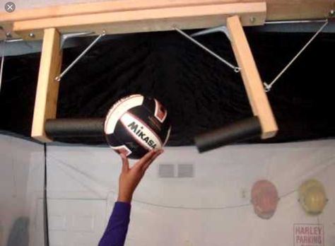 Volleyball training, smach! Amazing Volleyball Spike Trainer, Volleyball Spike, Volleyball Conditioning, Volleyball Equipment, Volleyball Training, Training Equipment, Cheap Diy, Drills, Diy Art