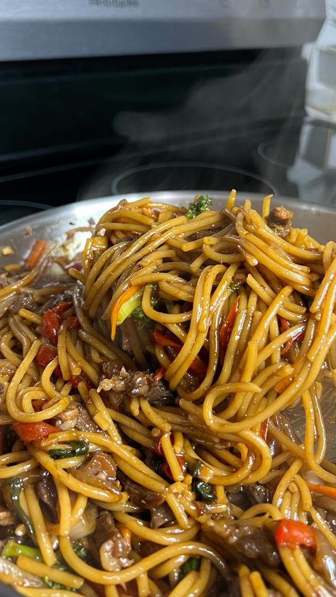 Instagram Netflix Watching, Beef Lo Mein, Chinese Dishes Recipes, Lunch Aesthetic, African Recipes Nigerian Food, Wok Pan, Healthy Food Inspiration, Lo Mein, Food Babe