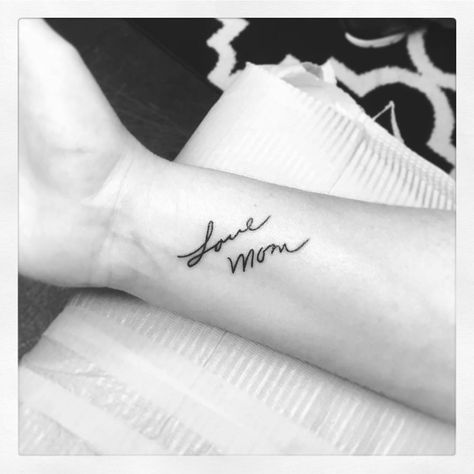 Mom Signature Tattoo Handwriting, Family Member Writing Tattoo, Love Mum Tattoo, Signature Wrist Tattoo, Memorial Tattoos Mom Handwriting, Loved Ones Signature Tattoo, Tattoos Of Loved Ones Handwriting, Hand Writing Tattoos For Women, Wrist Handwriting Tattoo