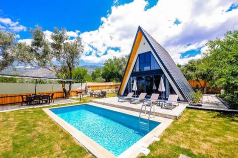 This authentic looking A-Frame house is located in Kas, Antalya, Turkey. Resort Ideas, A Frame Cabin Plans, Plan Chalet, Triangle House, Tiny House Luxury, Tiny House Nation, A Frame House Plans, Frame Cabin, Minimalist House