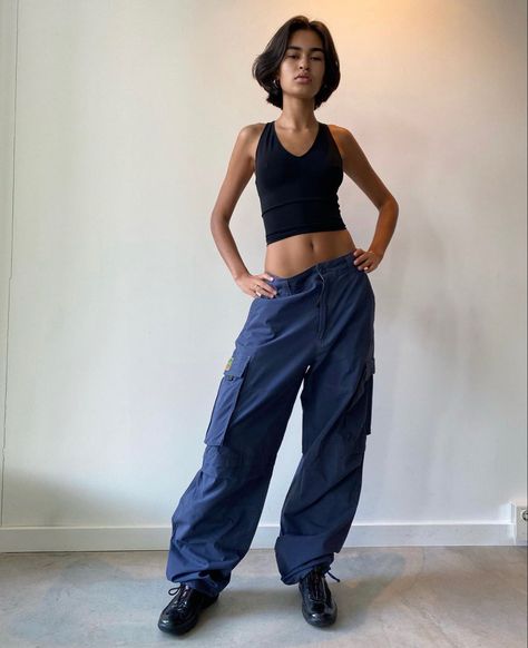 nhogirl Outfits With Parachute Pants, Blue Parachute Pants, Parachute Pants Outfit, Video Game Outfits, Outfit Navy, 23 Fashion, Aesthetic Fit, Fashion Walk, College Board