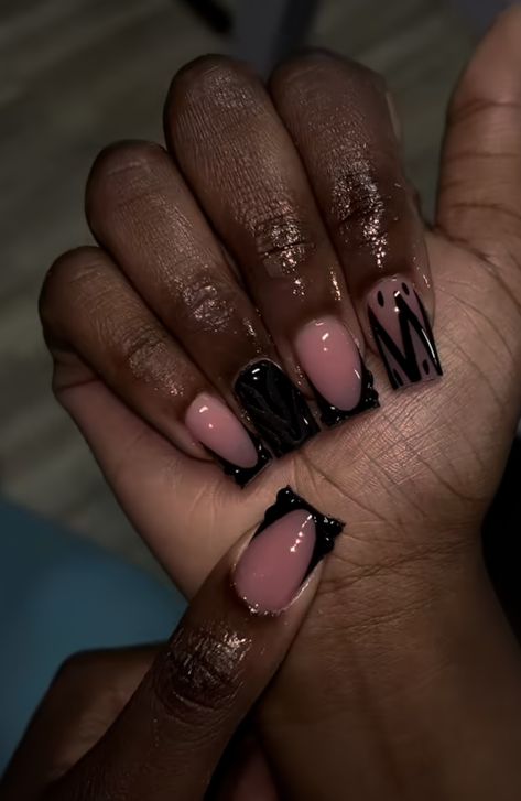 Medium Black Nail Designs, Black Unique Nails, Nails Acrylic Pink And Black, Short Birthday Nails Acrylic, Cute Short Black Nails, Short Black Nails Ideas, Black And Silver Nails Ideas, Black Nail Sets, Cute Black Nails