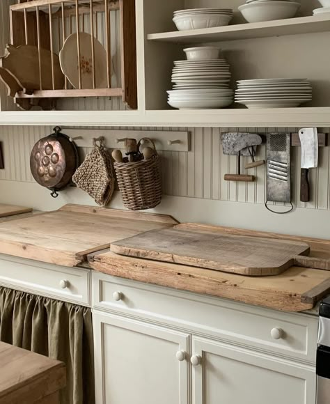 Rustic Shiplap, English Cottage Kitchens, Country House Kitchen, Unfitted Kitchen, Country Kitchen Ideas, Country Vibes, Farmhouse Kitchen Ideas, Small Kitchen Decor, Cottage Kitchens